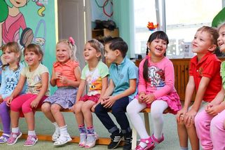 Školky praskají ve švech. Příčinou není nedostatek míst, ale líné matky - Médium.cz